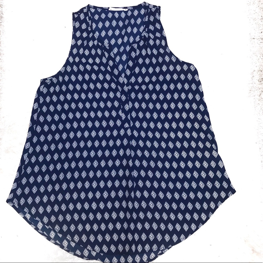 Lush blue and white sleeveless pattern blouse